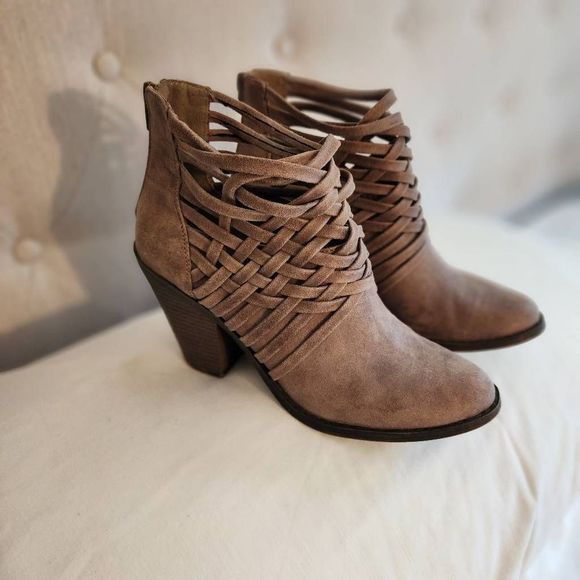 Fergalicious by Fergie Tan Heel Booties Ankle Boots Size 8.5 - Picture 1 of 5